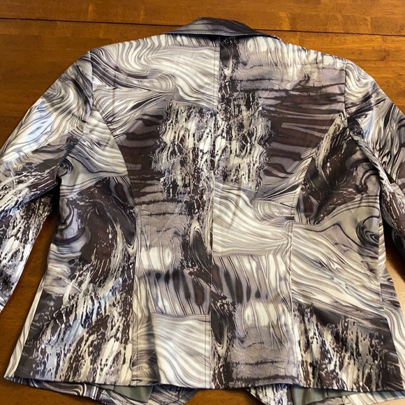 Woman’s jacket - Picture 9 of 9